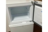 冰箱内小洞出水的处理方法（解决冰箱小洞出水问题的实用技巧）