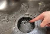 解决空调水槽堵塞的快速清洗方法（简单操作）