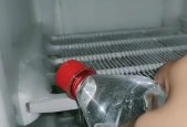 如何快速除冰冰箱（简单方法让你轻松解决冰箱结冰问题）