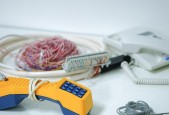 多人电脑桌宽带设置步骤是什么？需要哪些设备？