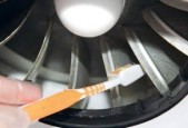 如何正确清洗侧吸抽油烟机油杯（教你一招轻松清洗）