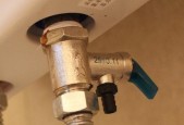 华帝热水器安全阀滴水原因解析（分析华帝热水器安全阀滴水的因素和解决方案）