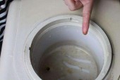 揭秘饮水机底部漏水之谜（为何会漏水）