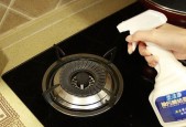 厨房抽油烟机油渍清洗方法（快速有效清除油渍的技巧与建议）