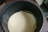 电饭煲底部糊了怎么办（让电饭煲底部焦糊不再困扰）