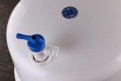 怎么处理满了的净水器储水罐（解决满了储水罐的问题）