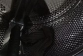 洗衣机中的硬币问题（解决洗衣机内硬币掉落的有效方法）