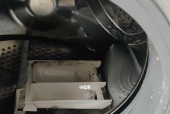 滚筒自动洗衣机清洗方法大揭秘（简单有效的清洁技巧让你的洗衣机持久如新）