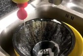 如何清洗洗油烟机油污（清洗烟机油污的简便方法）
