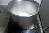 电磁炉沾水的处理方法（遇到电磁炉沾水）