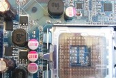主板没有连接显示器的情况下如何操作（解决无显示器连接问题的方法和技巧）