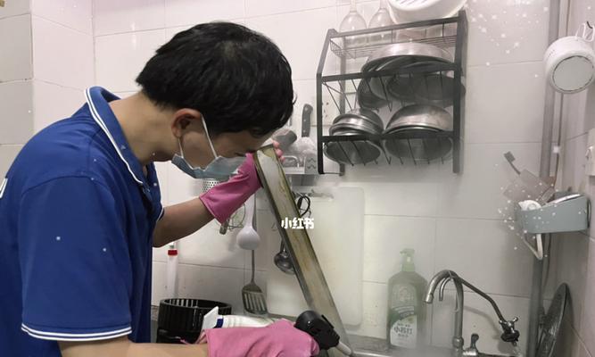 油烟机生锈了怎么办（掌握清洗技巧）  第1张