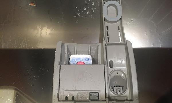 洗碗机开关漏水问题解决方法（探索洗碗机开关漏水的原因及修复技巧）  第1张