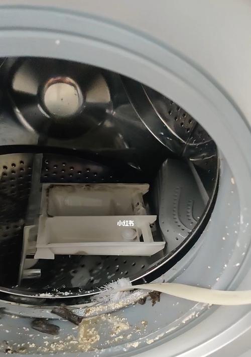 滚筒自动洗衣机清洗方法大揭秘（简单有效的清洁技巧让你的洗衣机持久如新）  第1张