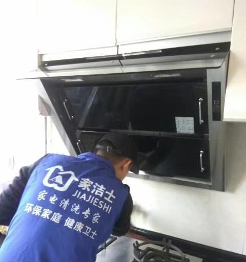 老式油烟机清洗指南（掌握清洗技巧让油烟机恢复出厂效果）  第1张