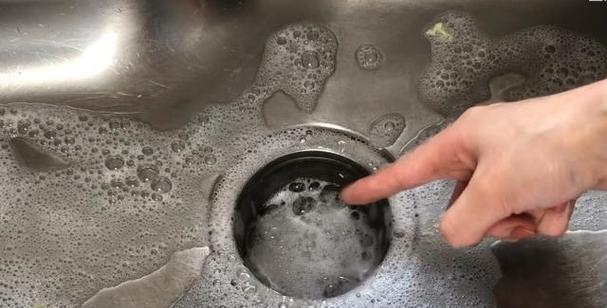 解决空调水槽堵塞的快速清洗方法（简单操作）  第1张