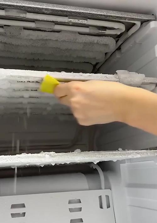 冰箱底部漏水的原因及解决方法（了解冰箱底部漏水的原因）  第1张