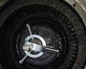 如何拆卸清洗油烟机风轮（简单步骤助你轻松清洁家用油烟机）  第1张