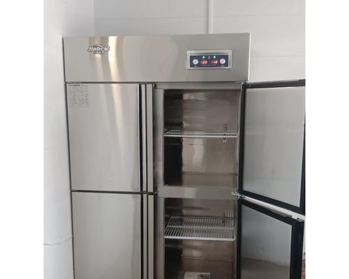 解读酒店厨房四门冰柜故障代码及排除方法（提升酒店厨房运营效率的关键——四门冰柜故障代码解析）  第1张
