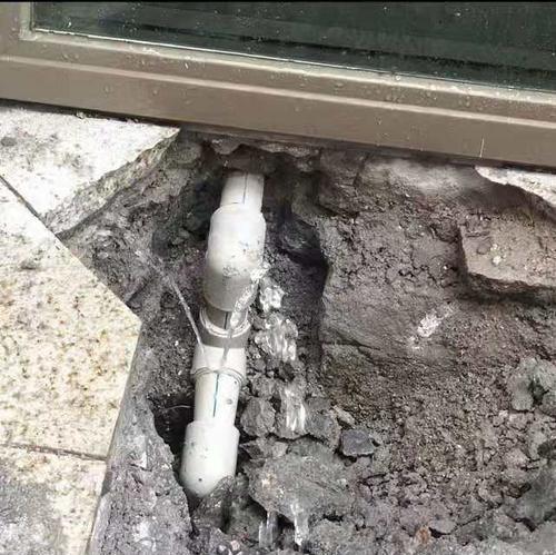 如何应对旧热水器水管生锈问题（解决旧热水器水管生锈的有效方法）  第1张