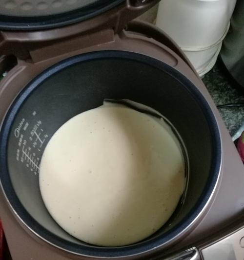 电饭煲底部糊了怎么办（让电饭煲底部焦糊不再困扰）  第1张