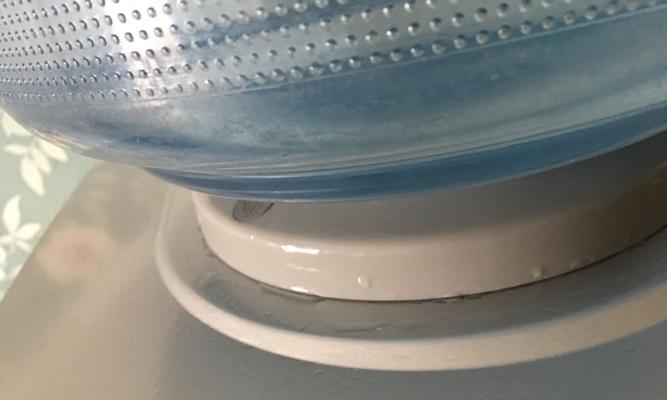如何处理立柜饮水机漏水问题（简单解决立柜饮水机漏水困扰）  第1张