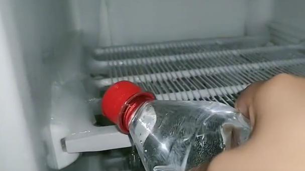 如何快速除冰冰箱（简单方法让你轻松解决冰箱结冰问题）  第1张