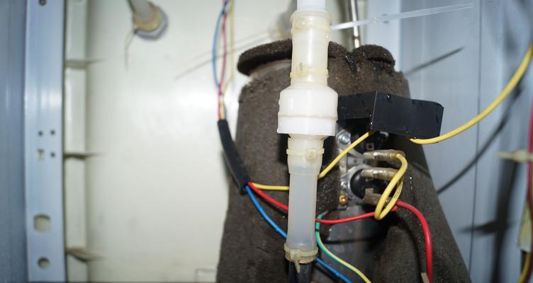 净水器热水开关漏水的修理方法（快速解决净水器热水开关漏水的小技巧）  第1张