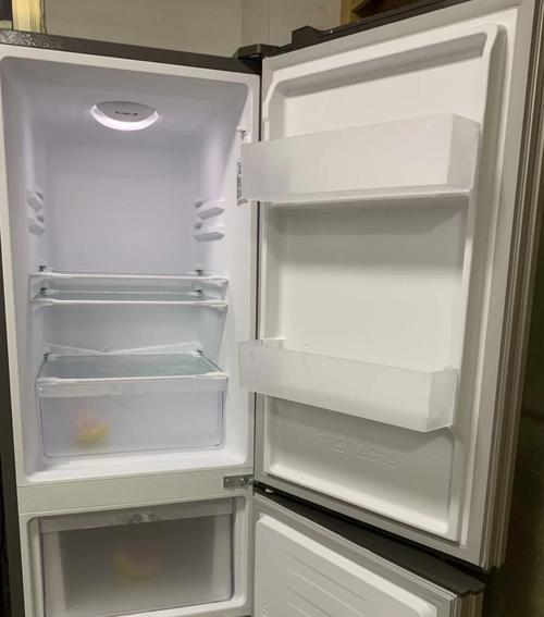 如何以三开门冰箱在家清洗（简单易行的清洗方法）  第1张