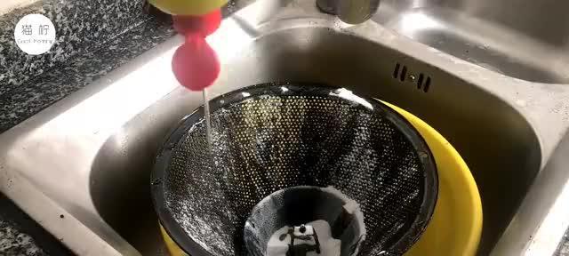 如何清洗洗油烟机油污（清洗烟机油污的简便方法）  第1张