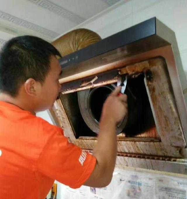 清洗银饰的利器——油烟机油垢清洗方法（用油烟机油垢清洗方法轻松解决银饰沉积污垢问题）  第1张