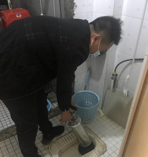 马桶堵了下水特别慢怎么办？快速解决方法有哪些？  第2张
