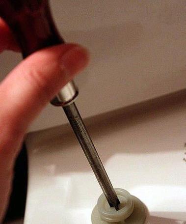 马桶盖坏了怎么换？更换步骤和注意事项是什么？  第3张