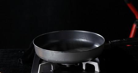 燃气灶炒锅出现黑点是什么原因？如何清理？  第1张