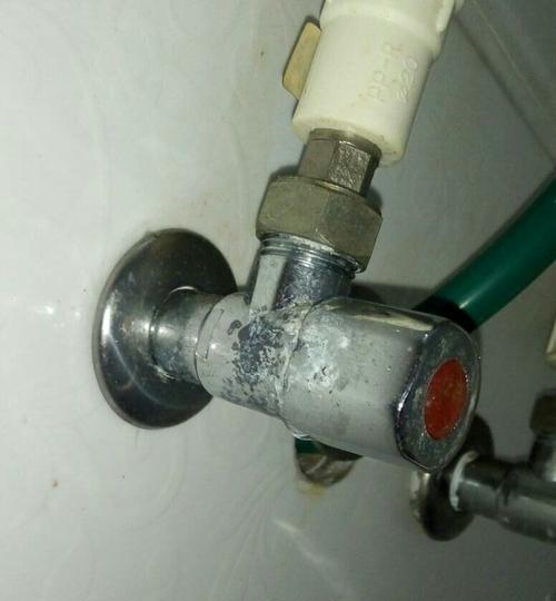 热水器接头渗水处理方法（快速有效解决热水器接头渗水问题）  第2张