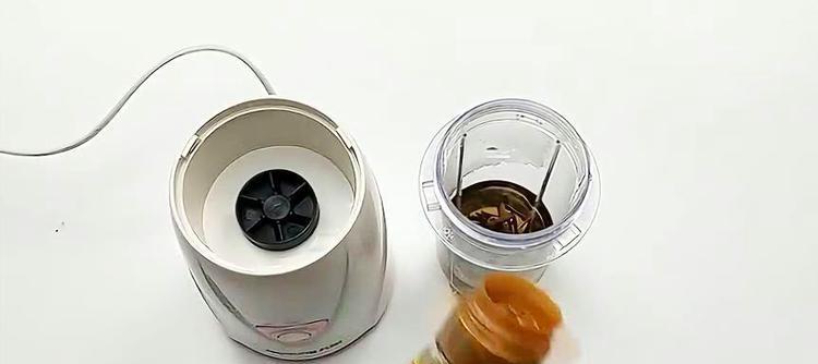 使用白醋白糖清洗冰箱的小妙招（家庭清洁利器）  第3张