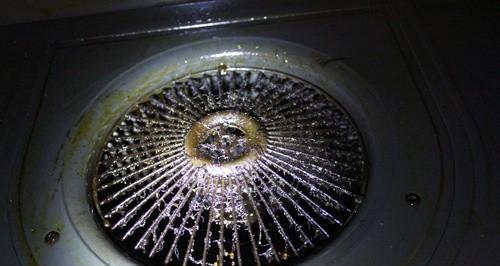 解决油烟机水管堵塞的方法（有效清除油烟机水管阻塞）  第3张