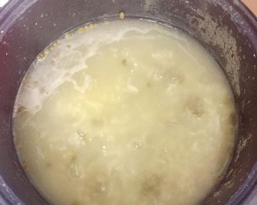 电饭煲煮大米粥为何会发黑（探究电饭煲中大米粥发黑的原因及解决方法）  第1张
