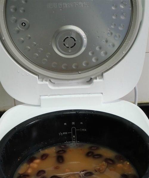 电饭煲煮大米粥为何会发黑（探究电饭煲中大米粥发黑的原因及解决方法）  第3张