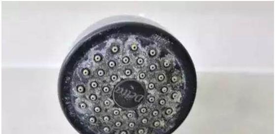 如何彻底清洁美的空调，让它焕然一新（清洁空调的技巧和注意事项）  第1张