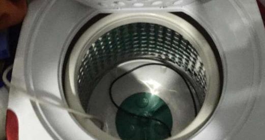 如何清洗半自动洗衣机脱水桶（简单易行的清洁方法）  第3张