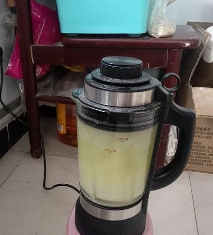 如何处理破壁机杯漏水问题（解决破壁机杯漏水的简便方法）  第3张