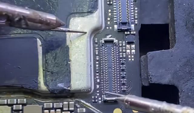 显示器进水黑屏了怎么办？修复步骤和注意事项是什么？  第1张