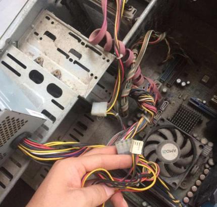 显示器进水黑屏了怎么办？修复步骤和注意事项是什么？  第3张