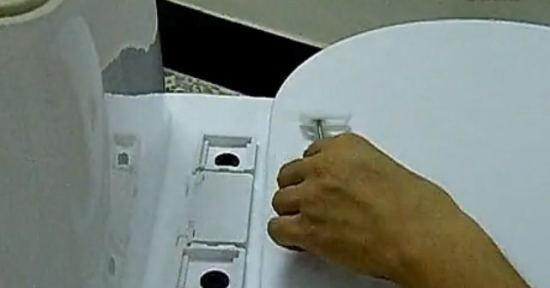 马桶盖松了怎么拧紧？简单步骤轻松解决  第1张