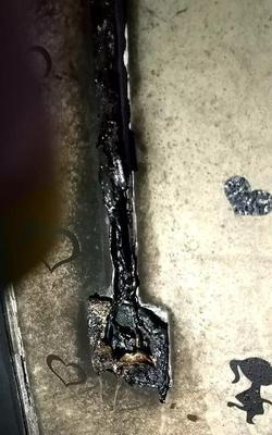 热水器插座烧焦了怎么修复？需要专业电工吗？  第1张