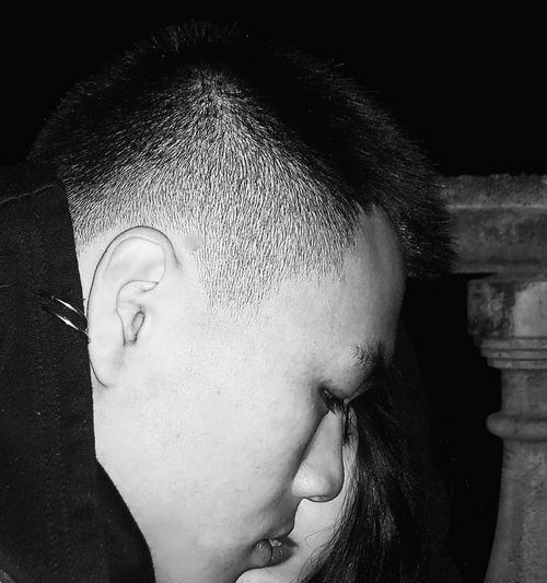拍照时假装抓手机如何操作？假装抓手机的拍摄技巧是什么？  第1张