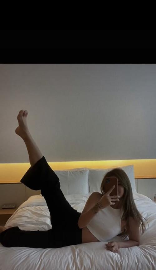 拍照时假装抓手机如何操作？假装抓手机的拍摄技巧是什么？  第2张