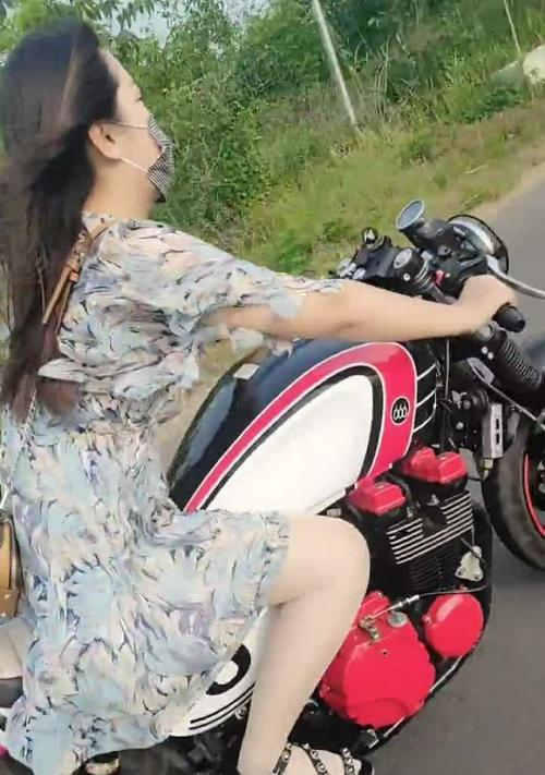穿裙子时如何正确乘坐电瓶车？  第2张