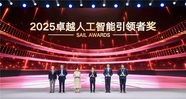 光电融合突破算力边界：曦智科技 2025 WAIC 发布多维度创新成果  第2张